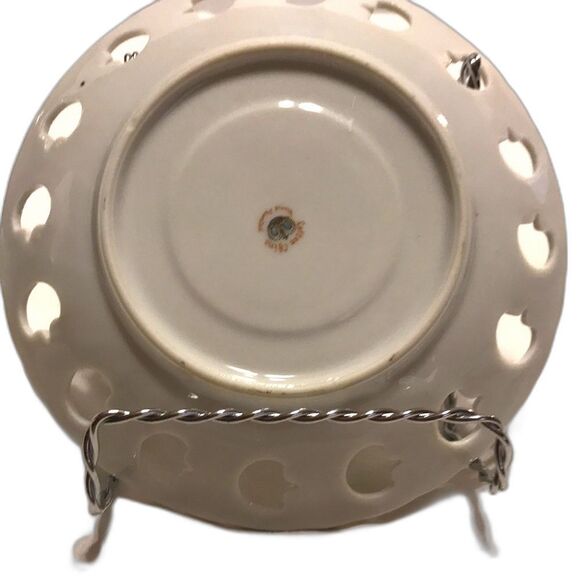 Vintage Lefton Red Rose Hand Painted Floral 5.75" Latticed Plate with Hanger - Picture 4 of 6